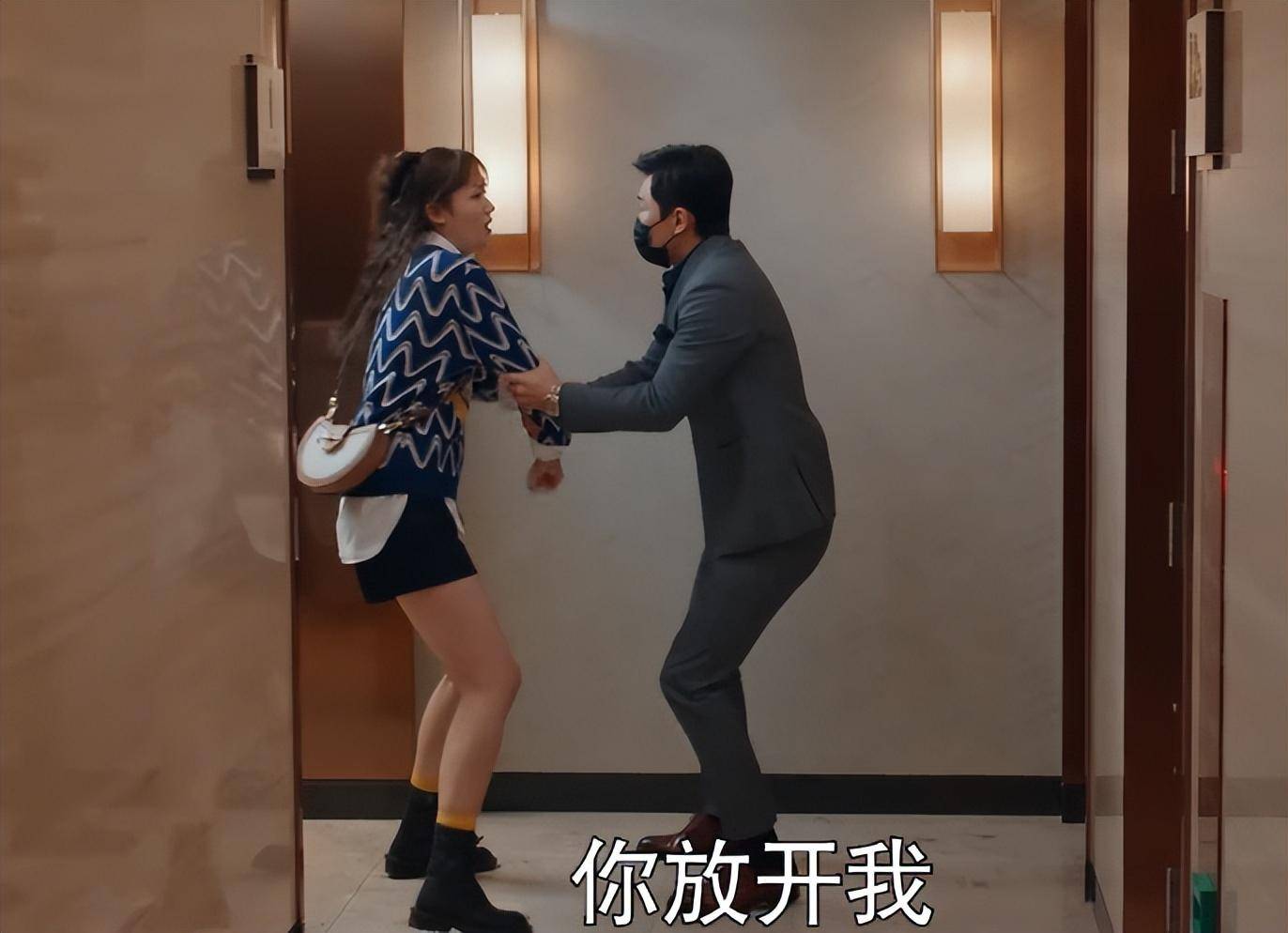 国产剧又见老少恋,靳东新剧男配比女配大20岁,感情