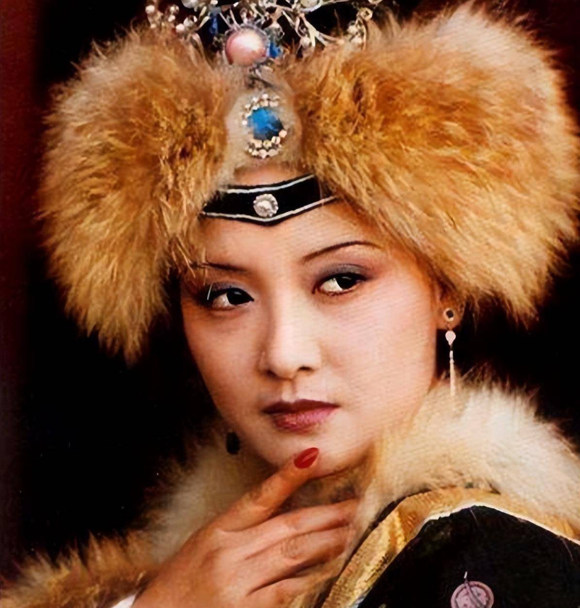 "头上戴着金丝八宝攒珠髻,绾着朝阳五凤挂珠钗",头饰贵重而华丽,从