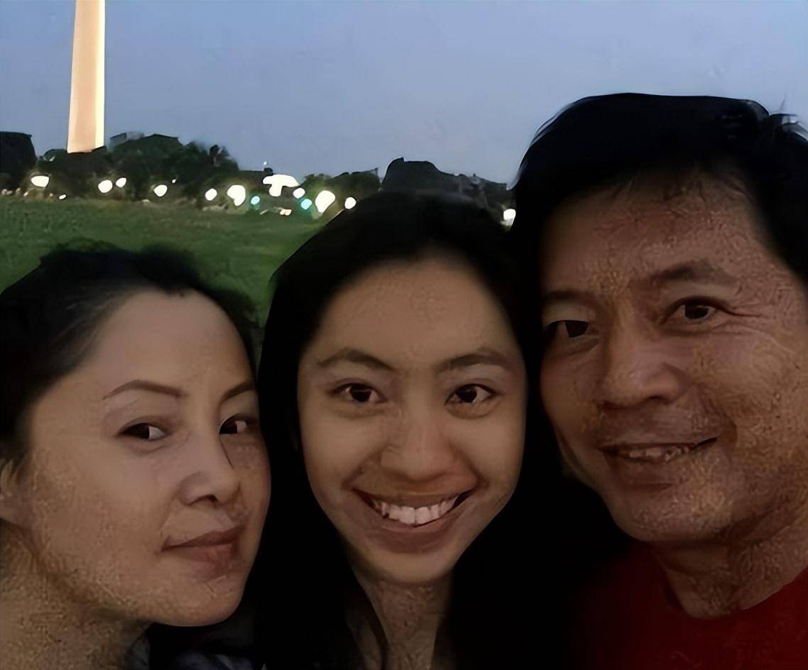 1990年,何政军在云南拍戏,偶然遇到了女孩范雨,两人相识相恋步入婚姻