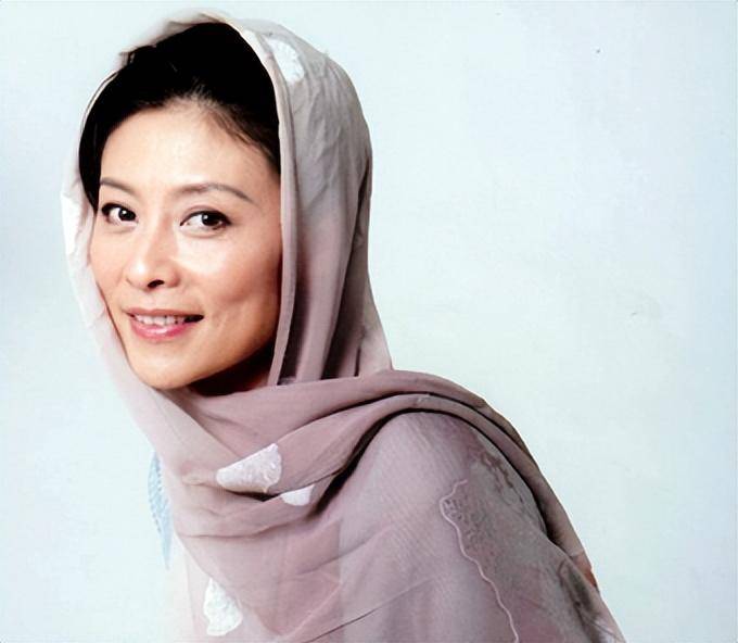 23岁获影后,巅峰时结婚又离婚,女儿曾被张嘉译热捧是她的骄傲_岳红