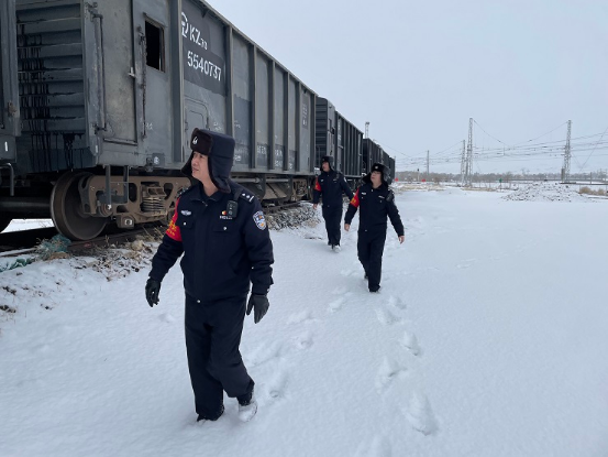 车站派出所组织警力深入集通线51公里至71公里区段,对站区封闭情况