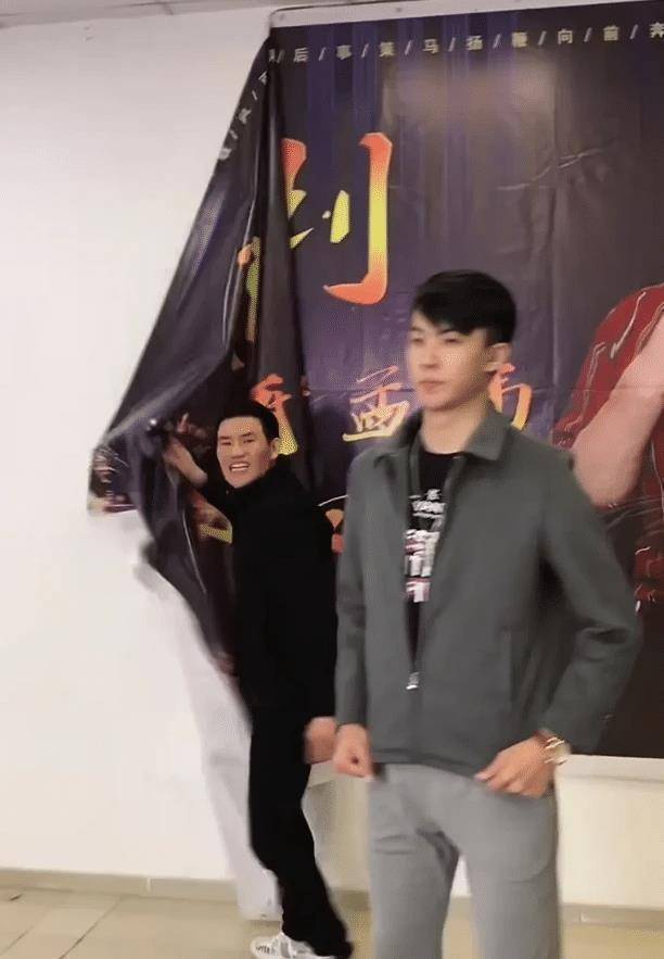 原创嘎子哥直播满屏嘲讽小网红不如张一山怒怼张一山当年不如我