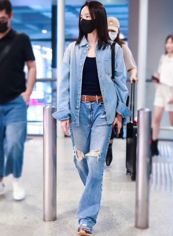 44岁董洁带火了80年代穿搭:牛仔服 阔腿裤,简简单单却穿出高级感_造型