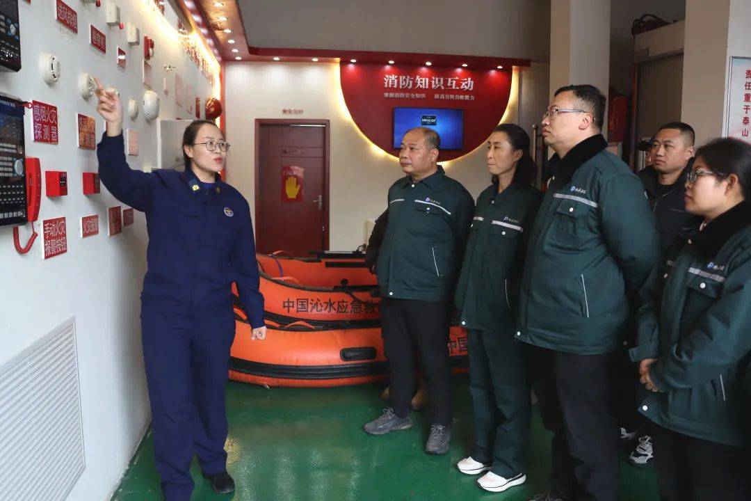 随后带领他们参观了消防车和消防员宿舍,"只有真正的