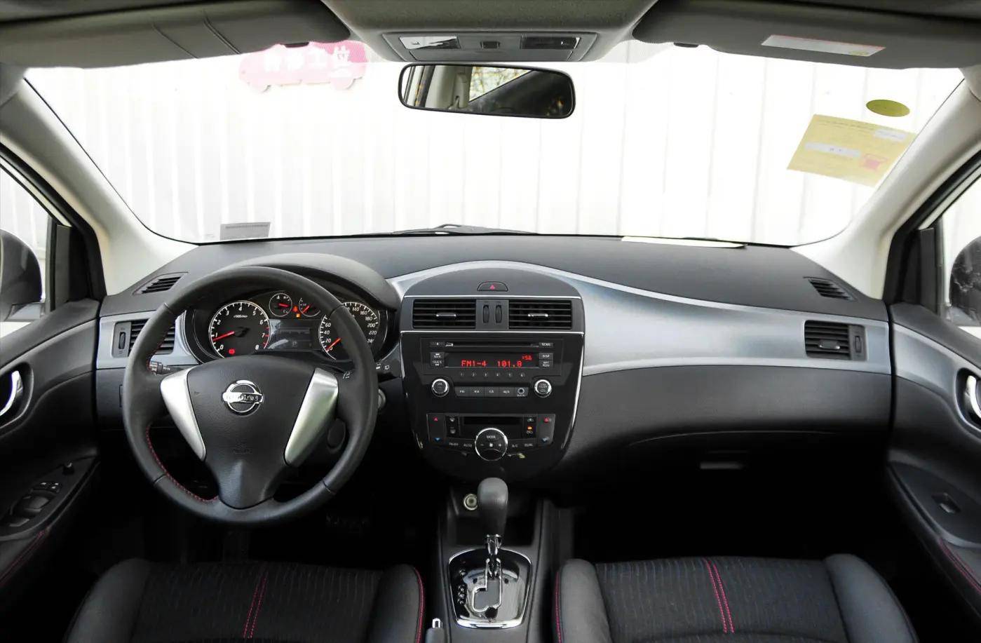 第二代中期改款内饰更多的升级在于配置上面,新款骐达加入了日产i