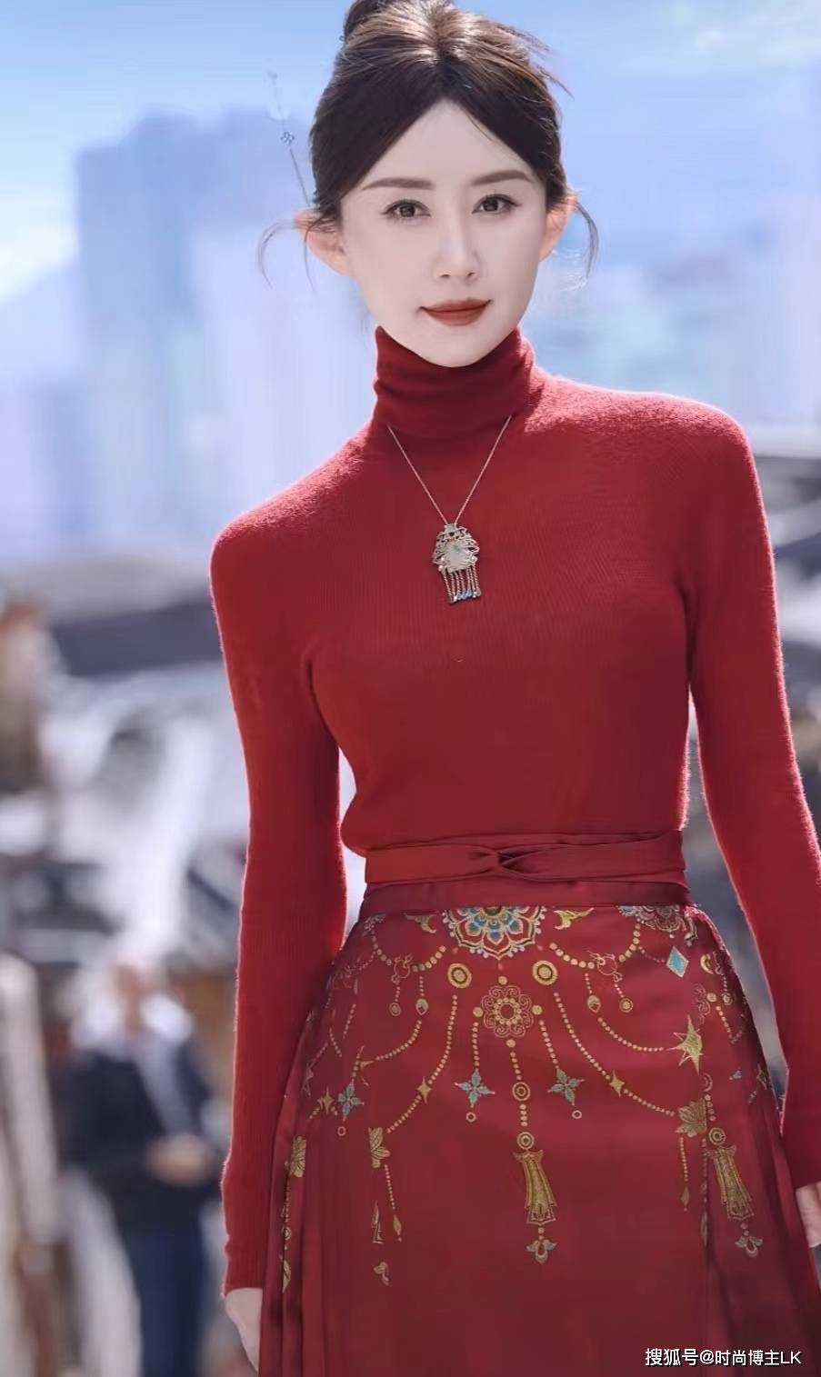 舒畅在韩国街头穿红色马面裙,气质状态在线,这波文化输出赢麻了_整体