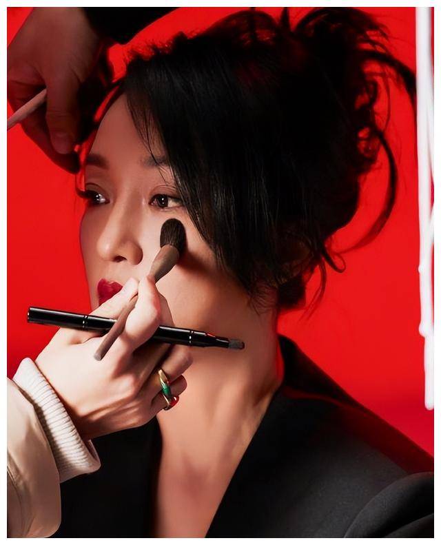 周迅惊艳亮相,黑色西装展立体轮廓,皮肤细腻发光!_时尚_照片_背景