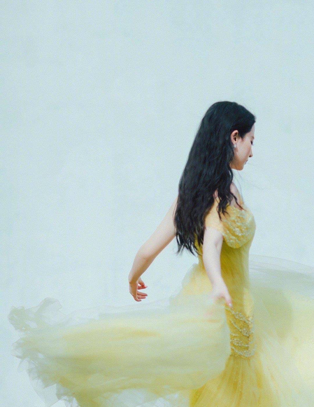 刘亦菲素颜出镜,穿条纹睡衣像病号服,和好友一起聚餐喝红酒_照片_姐姐