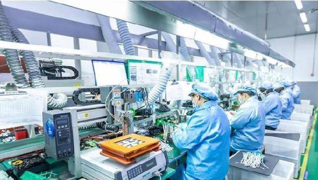 1988年,知名电子企业鸿海精密在深圳开办了代工厂富士康,王来春成为