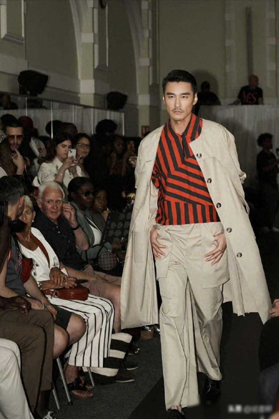 53岁胡兵伦敦爆火:外国女子疯狂围观,唯一被邀请中国明_时尚_娱乐