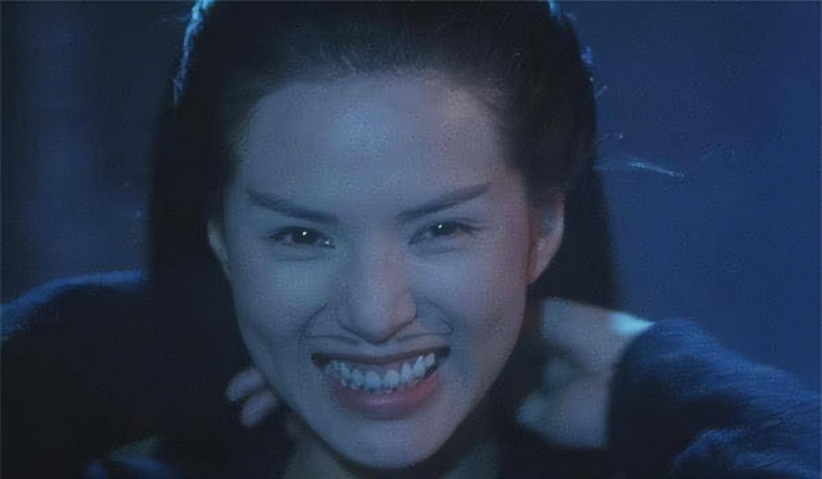 1996年,李若彤出演星爷指导的电影《大内密探零零发》琴操一角,是电影