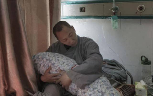 他8年成了22个孩子的爸爸,被开除佛籍赶出寺庙,却