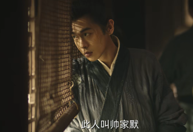 播4集拿下榜单第一,剧情过瘾笑出腹肌,张若昀选对剧本抽中王炸_帅家默