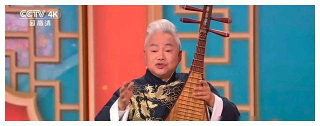 沙溢妆容惊艳，何炅送撒贝宁特产，琵琶行小品乐开怀。-沙溢表演的小品