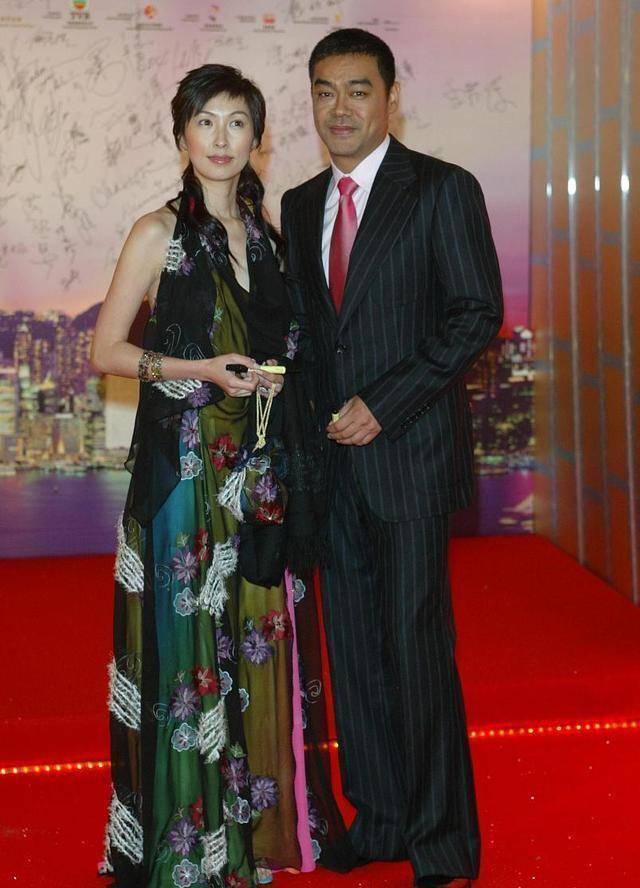 刘青云老婆罕穿露脐装,腰仅巴掌粗,主动送吻老公一脸娇羞太可爱