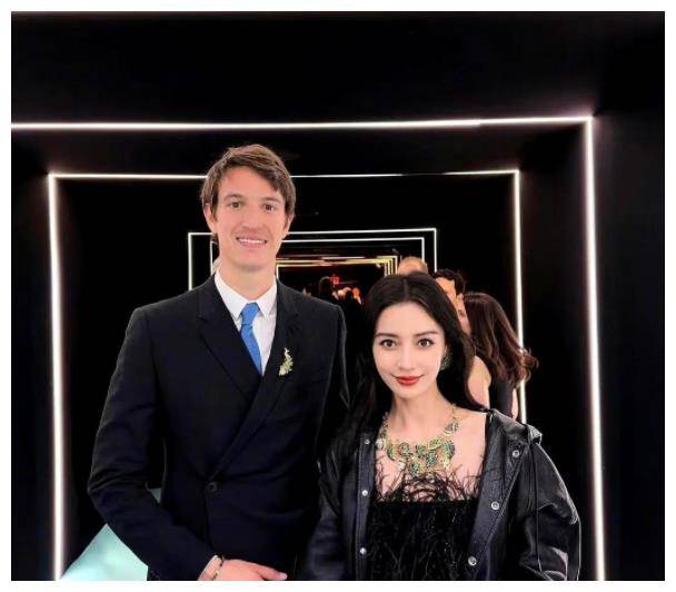 在迪拜跨年走红毯,近照欧美风满满_杨颖_黄晓明_表演