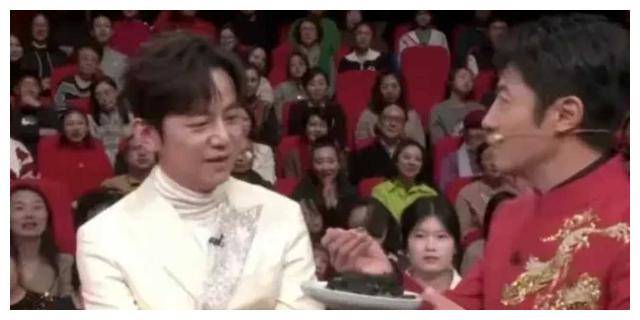 沙溢妆容惊艳，何炅送特产，琵琶行小品，笑岔气，笑岔气！-沙溢表演的小品