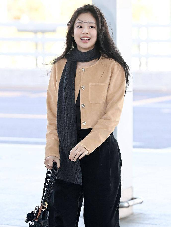 jennie穿香奈儿外套搭黑色围巾黑色阔腿裤,笑容灿烂软萌又有稚气_感觉