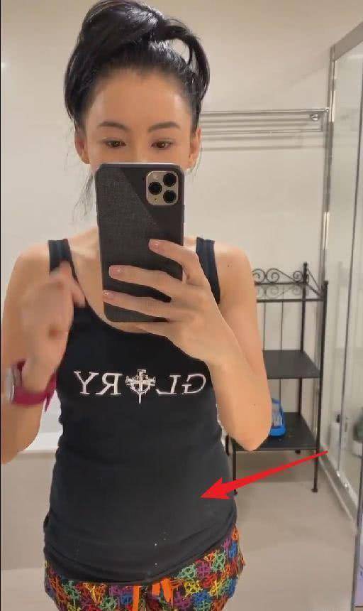 张柏芝对镜子晒自拍,小腹凸起成亮点,曾公开表示想不停生小孩_孩子