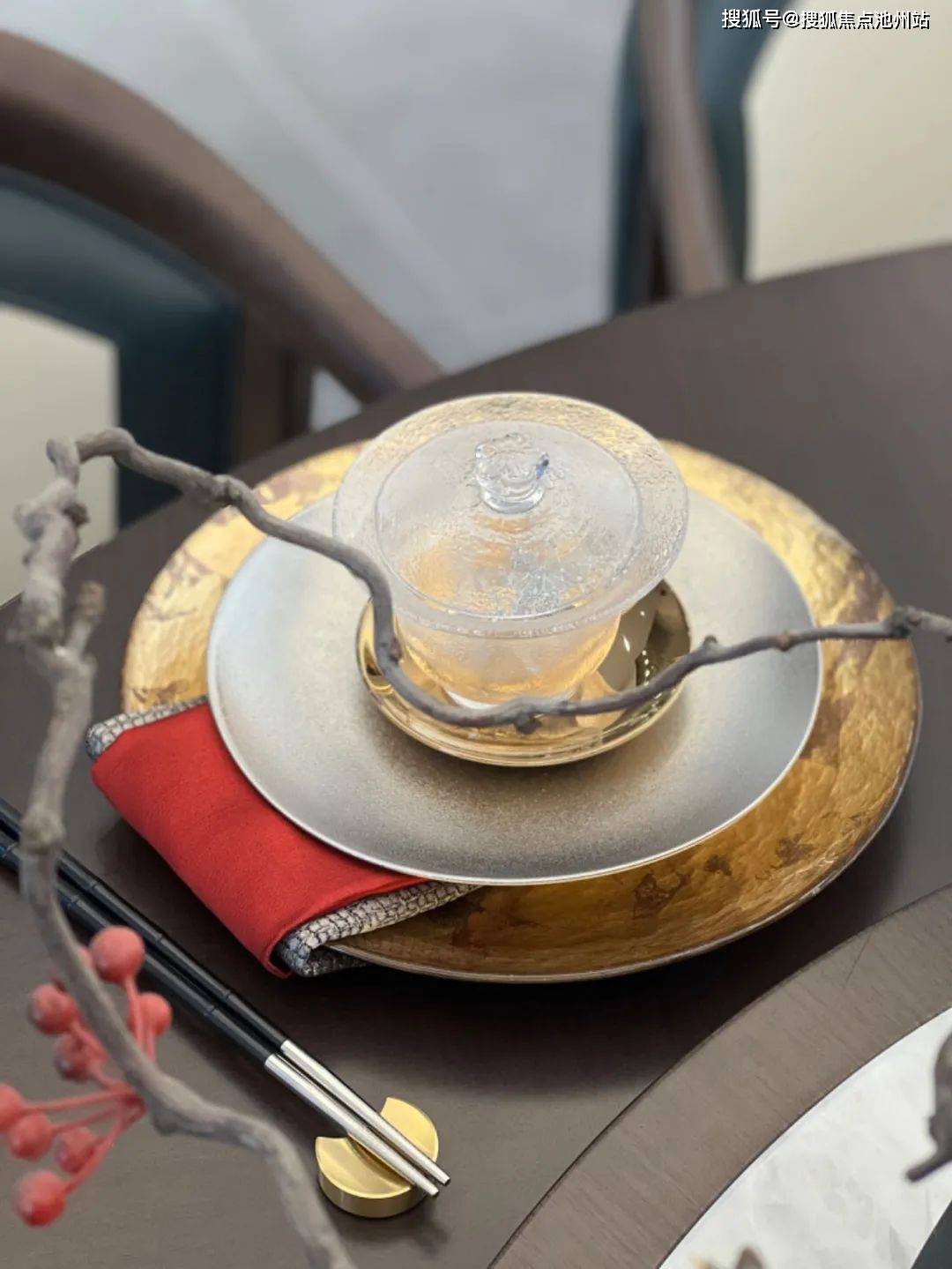 餐桌把中式古建筑结构融入到软装空间中,马蹄造型—"马鞍墙"现代中式