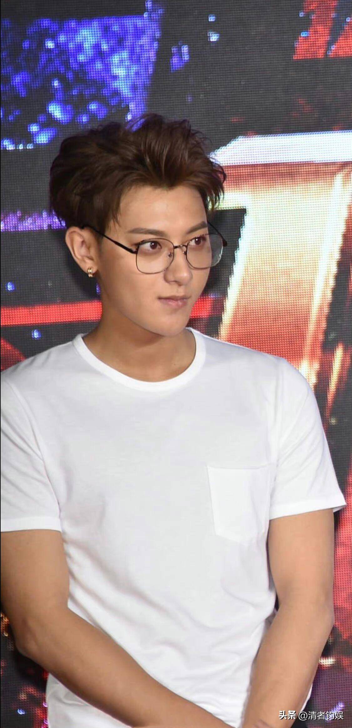 黄子韬徐艺洋情人节团建,低头玩手机隔空传话?_对方_时候_情侣