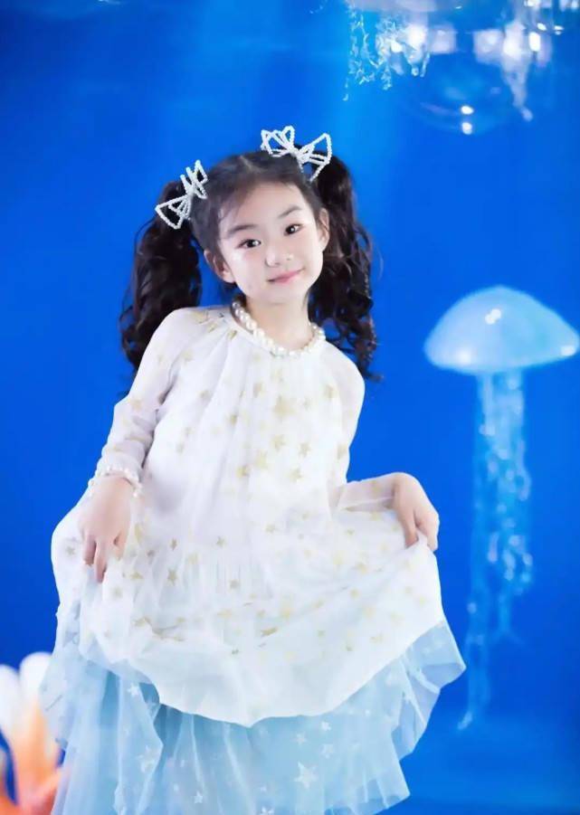 拍摄生日写真比小模特有范,和妈妈太相似_lucky_动作_造型