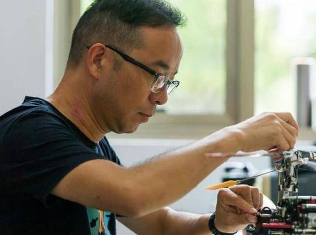 湖南大叔公司倒闭,卖房还债,试飞1564次,终发明"飞行摩托"_赵德力