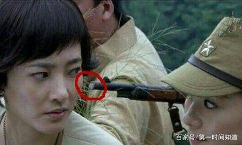 穿帮镜头星爷的手势变了,明明是一个竖中指的手势,却变成了现在的手势