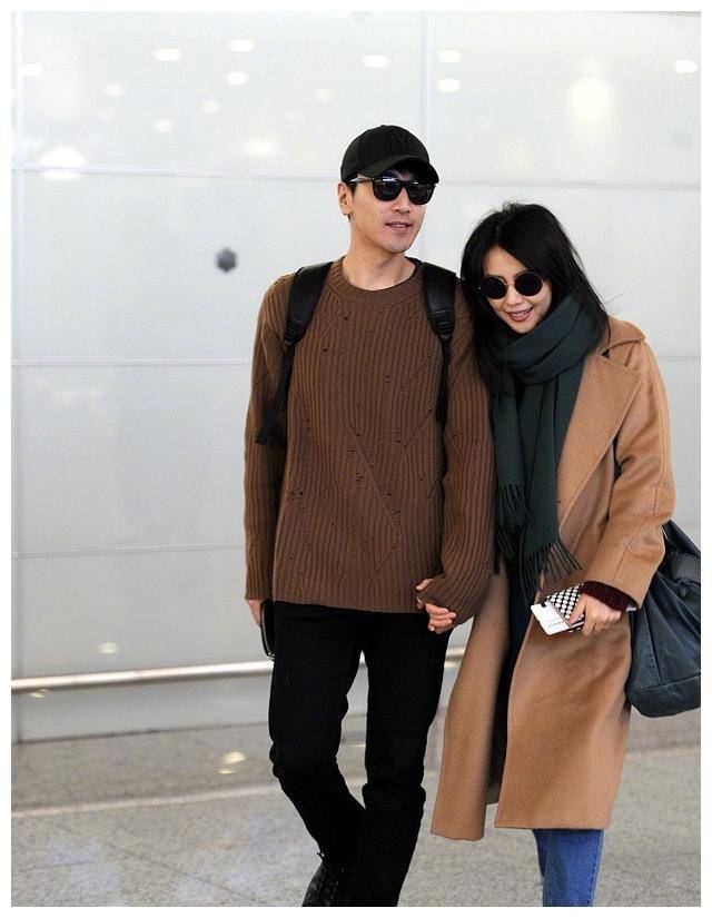 赵又廷父爱满满,带女儿骑车过马路,高圆圆美艳亮眼._家庭_婚姻_一家