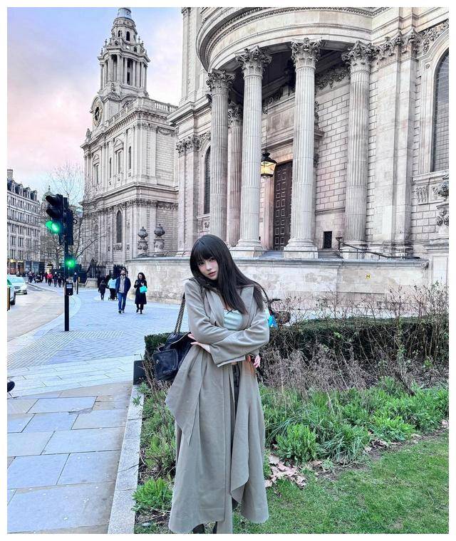 汪峰女儿小苹果英国游玩高腿长颜值火辣时尚造型抢眼