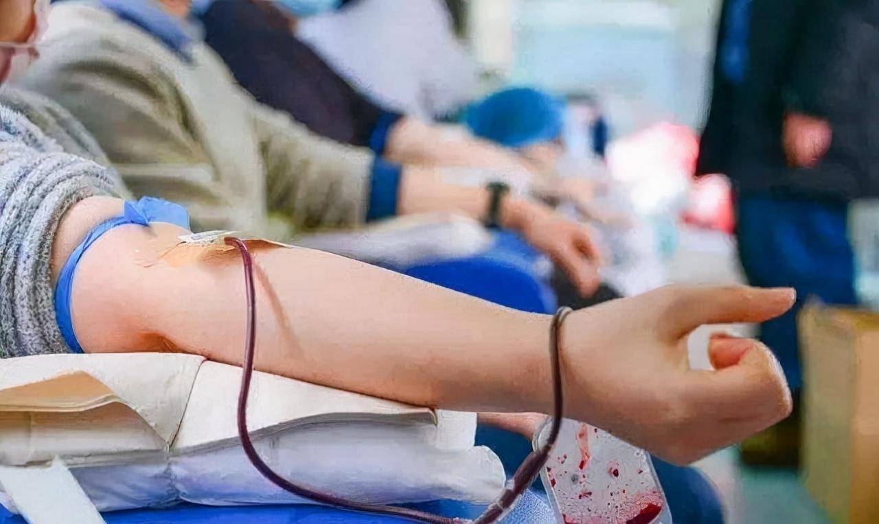 原创照顾瘫痪继父卖血供仨哥哥上学16岁的春玲却死在了卖血路上