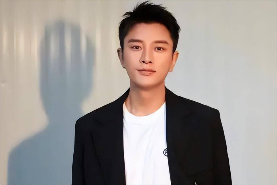 可让贾乃亮万万没想到的是,第二天,李小璐就被人爆出做头发是假,不忠