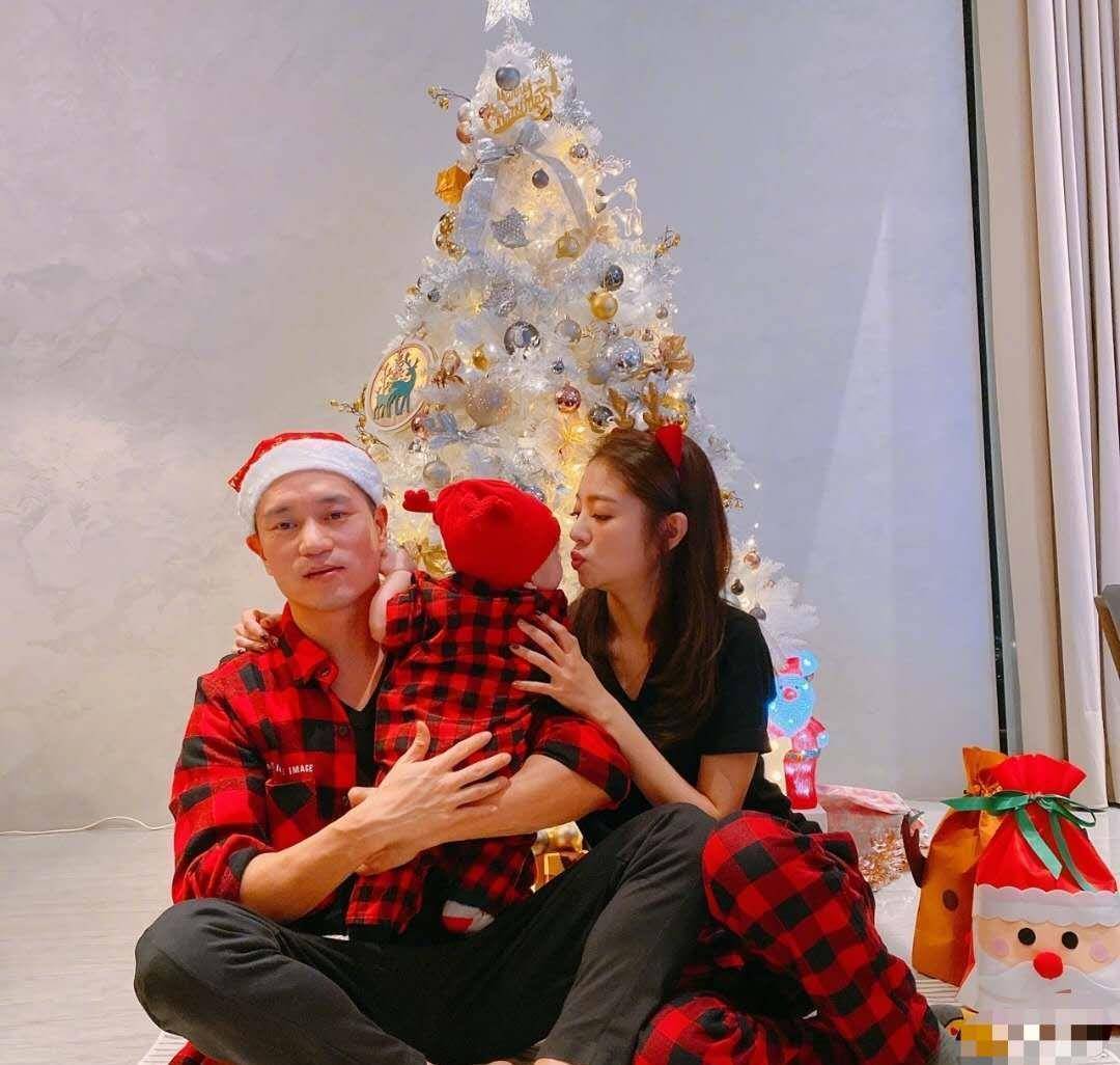 原创安以轩晒小时候与66对比照感慨做妈妈后的不容易一家三口犹如复制