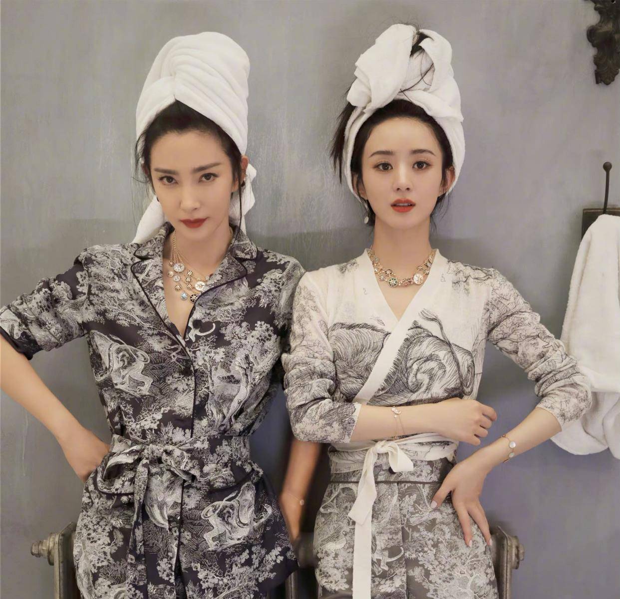 赵丽颖李冰冰手牵手拍摄封面,颖宝输了腿长胜在肤色,身材太过少女感