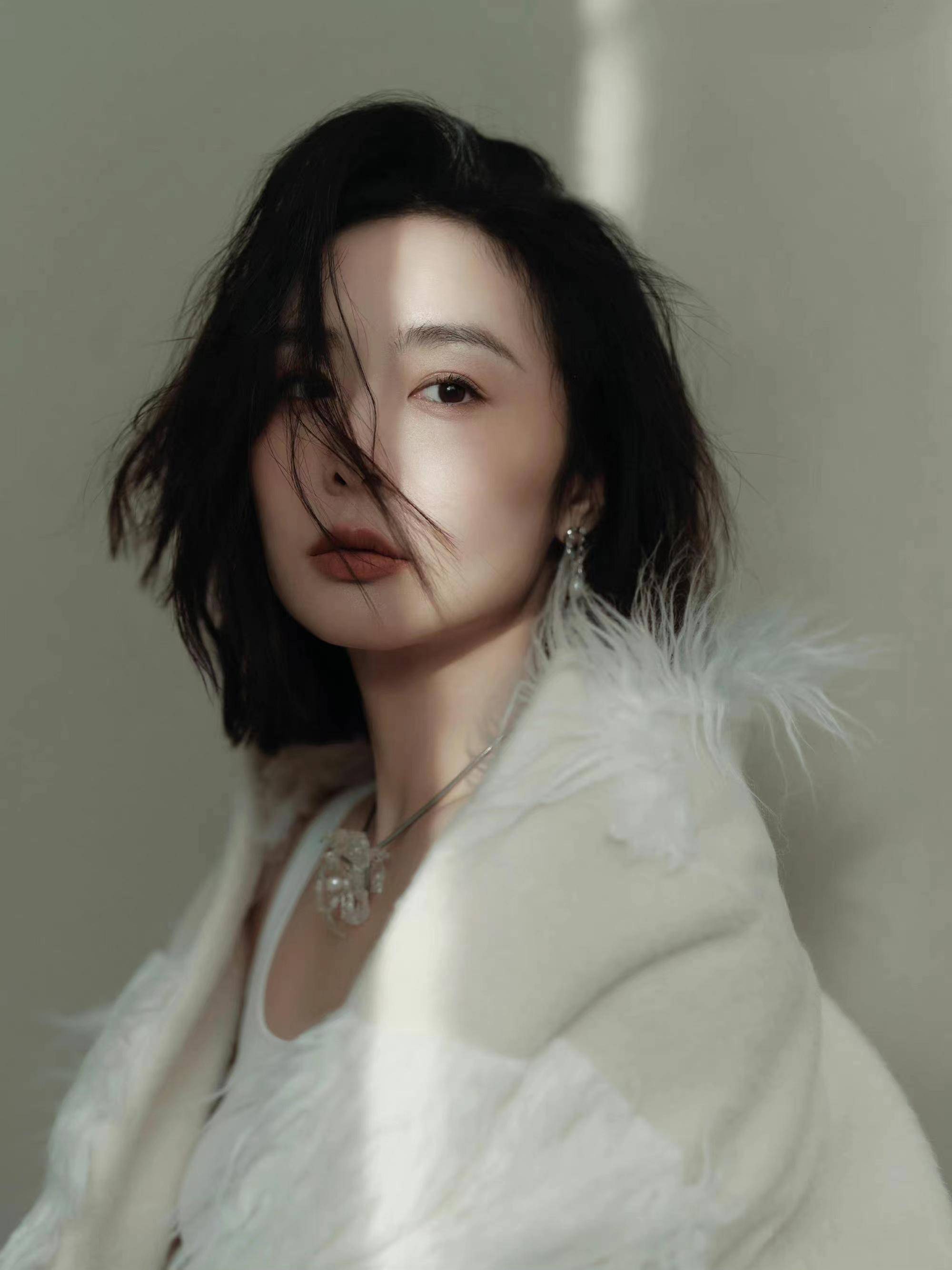 《狂飙》"大嫂"高叶一夜爆红,近日写真爆出 烈焰红唇尽显时尚_江苏省