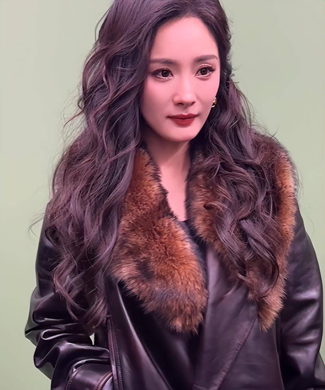 原创巴黎这一夜杨幂绝美动人钟楚曦蜂腰抢镜都不及吉娜发胖吸睛
