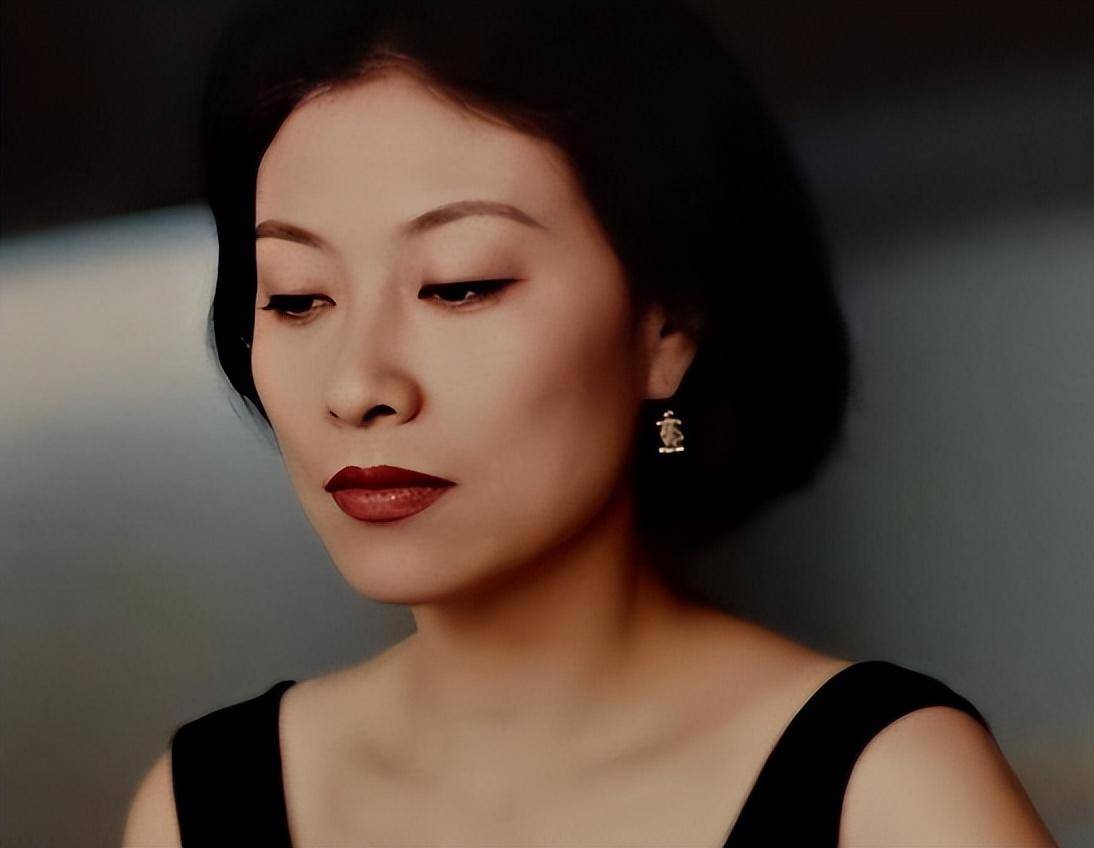23岁获影后,巅峰时结婚又离婚,女儿曾被张嘉译热捧是她的骄傲_岳红