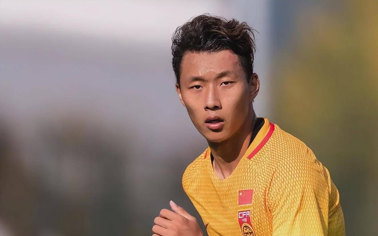 曹阳有继任者吗? 26岁的成都中卫首秀就以暴力头球破门,风格强势!