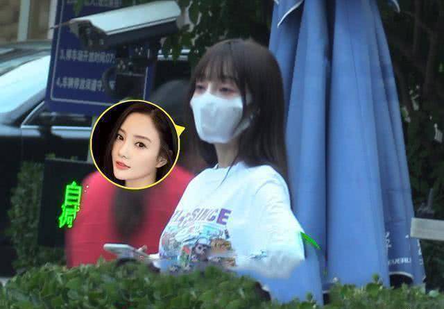 和贾乃亮见面后,李小璐心情大好,与好友搂肩回小区有说有笑_复合_衣服