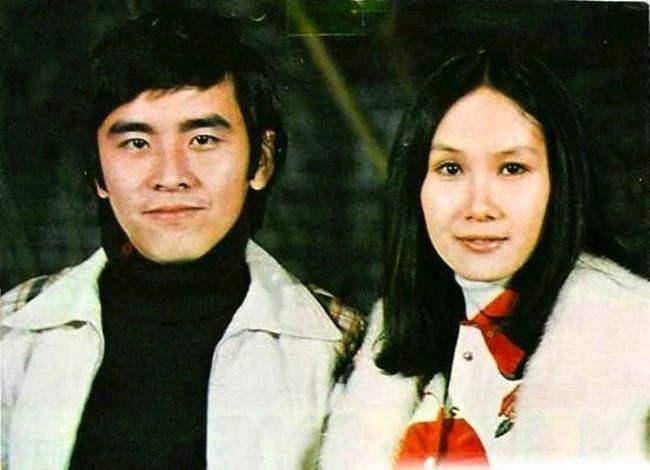 李琳琳出生在中国大陆,曾经是国际影星尊龙学戏时的同门,15岁时一脚踏