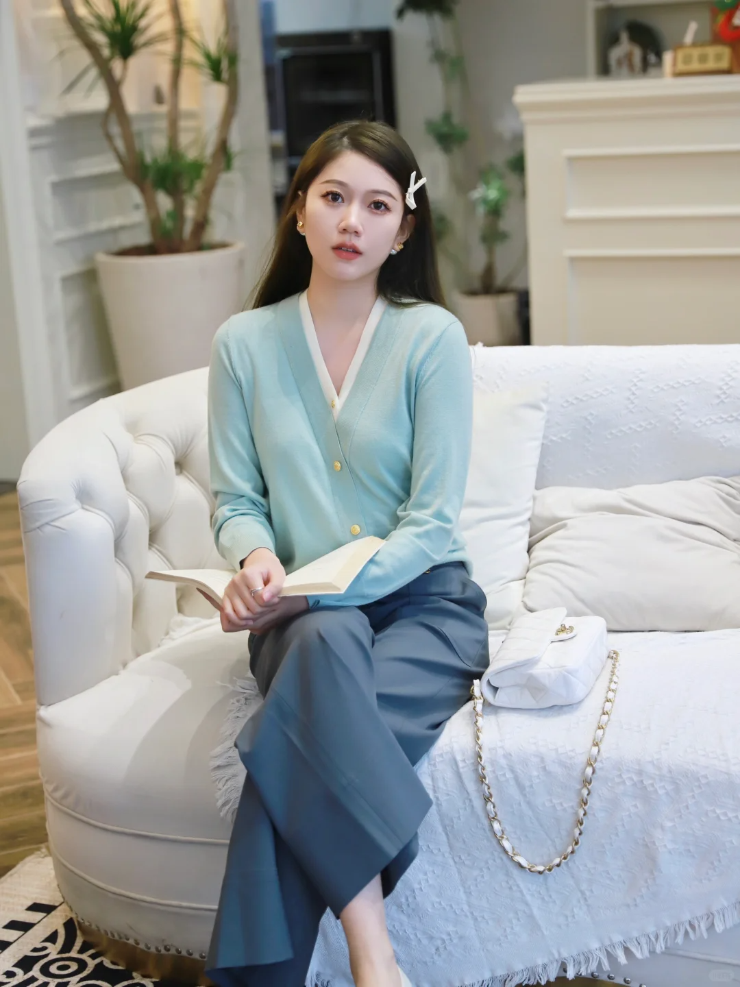 这样的装扮既符合通勤的专业形象,又不失时尚感,无疑是春季职场女性的