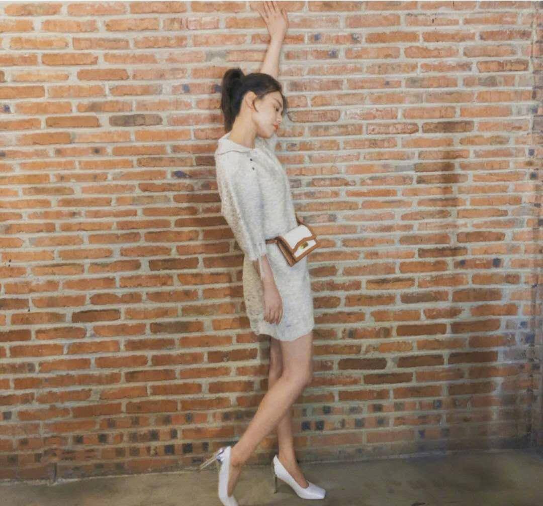 原创马思纯漂亮成功后穿毛线裙拍照美出新高度低头浅笑让人心动