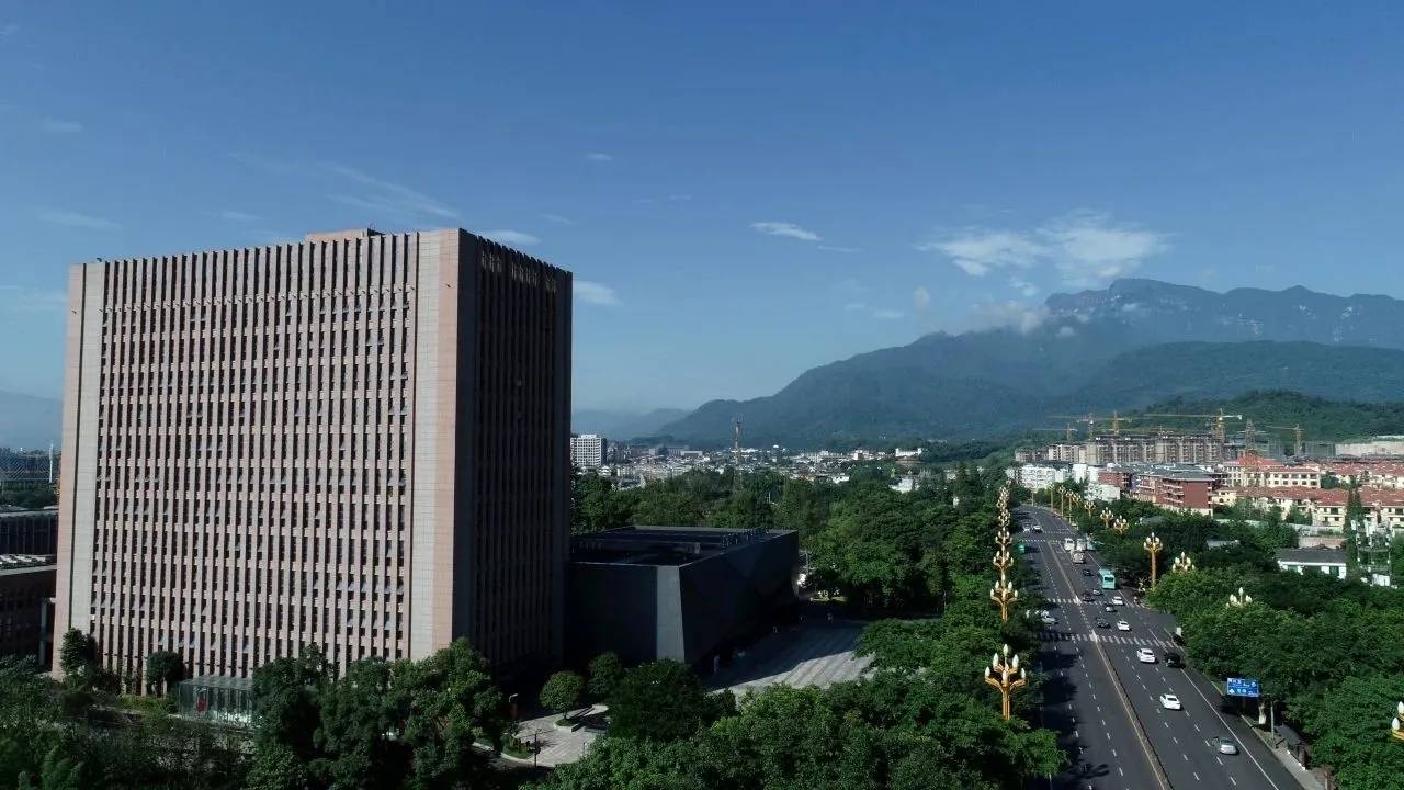 百万职工游巴蜀八部天龙聚五通峨眉山a走进中国绿色硅谷