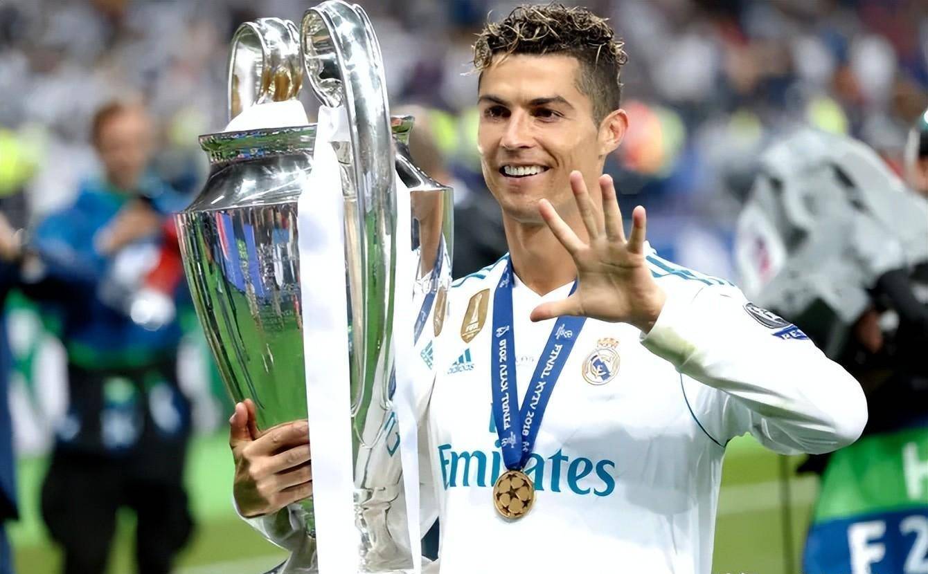 乔治娜巴黎时装周球衣抢镜,透露大消息,暗示c罗明年可能退役_沙特