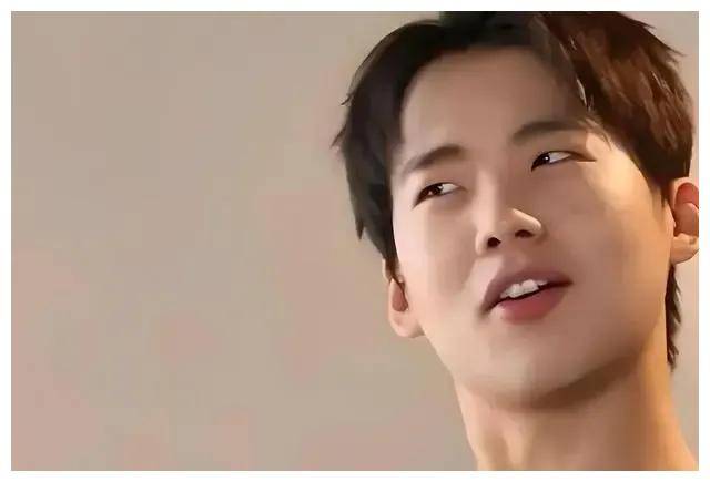 德云社郭麒麟近照曝光,身形发福引热议,网友关注._形象_明星_生活节奏