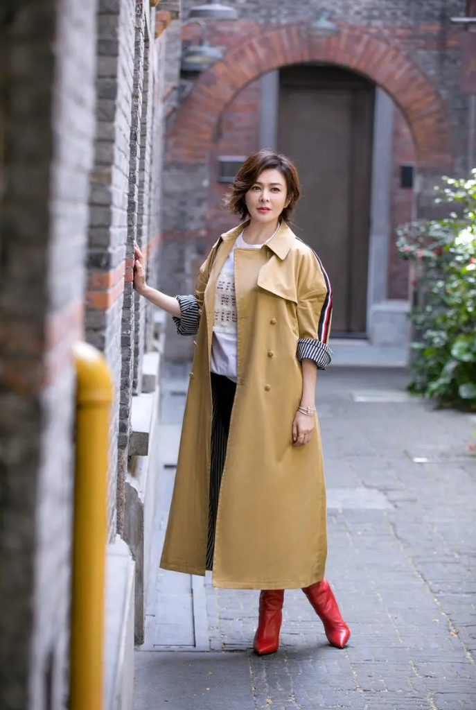 61岁关之琳越老越敢穿,穿深v紧身裙 黑丝 短靴,61岁美出新高度