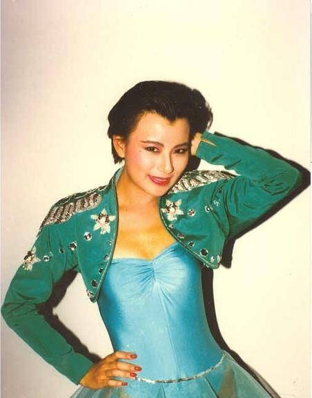 港姐选秀出身,红过邱淑贞,二婚嫁豪门生龙凤胎,现依旧肤白貌美_李美凤