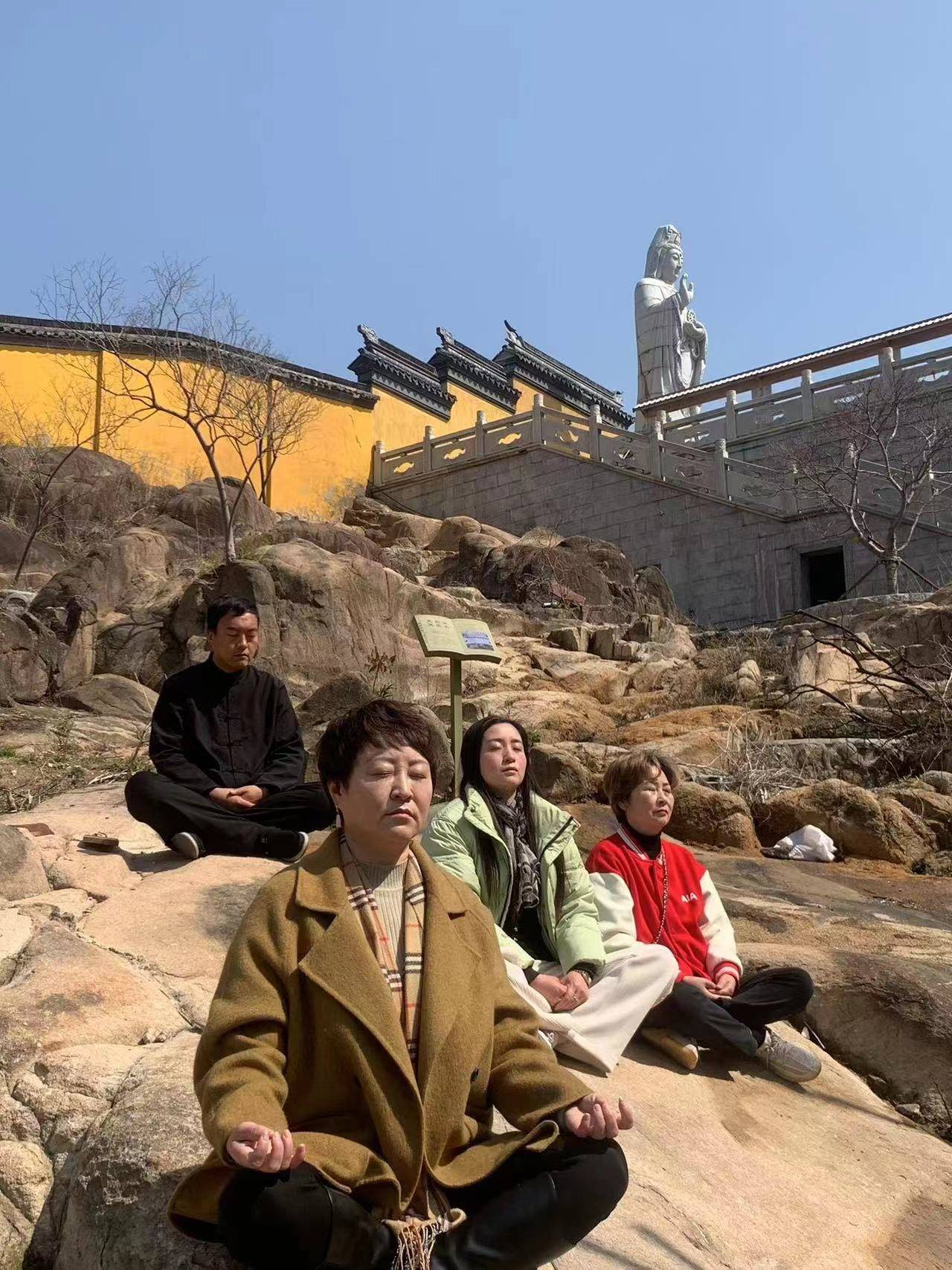 学员们在明一老师的指导下,一起打坐,登山,感受大自然的美妙与神秘.