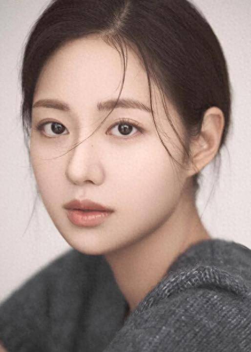韩国女演员,颜值惊艳网友,父亲是著名整容医生,过去照片公开