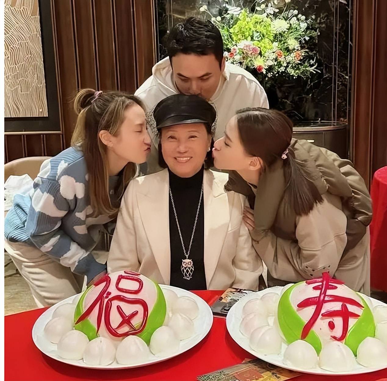 妈咪过生日:何超莲和家人一起庆生,喜感十足!_孩子_妈妈_母亲